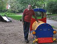 Foto: Ratsherr Heidenblut vor einem Spielgerät am Holsterhauser Spielplatz Friedbergstr.